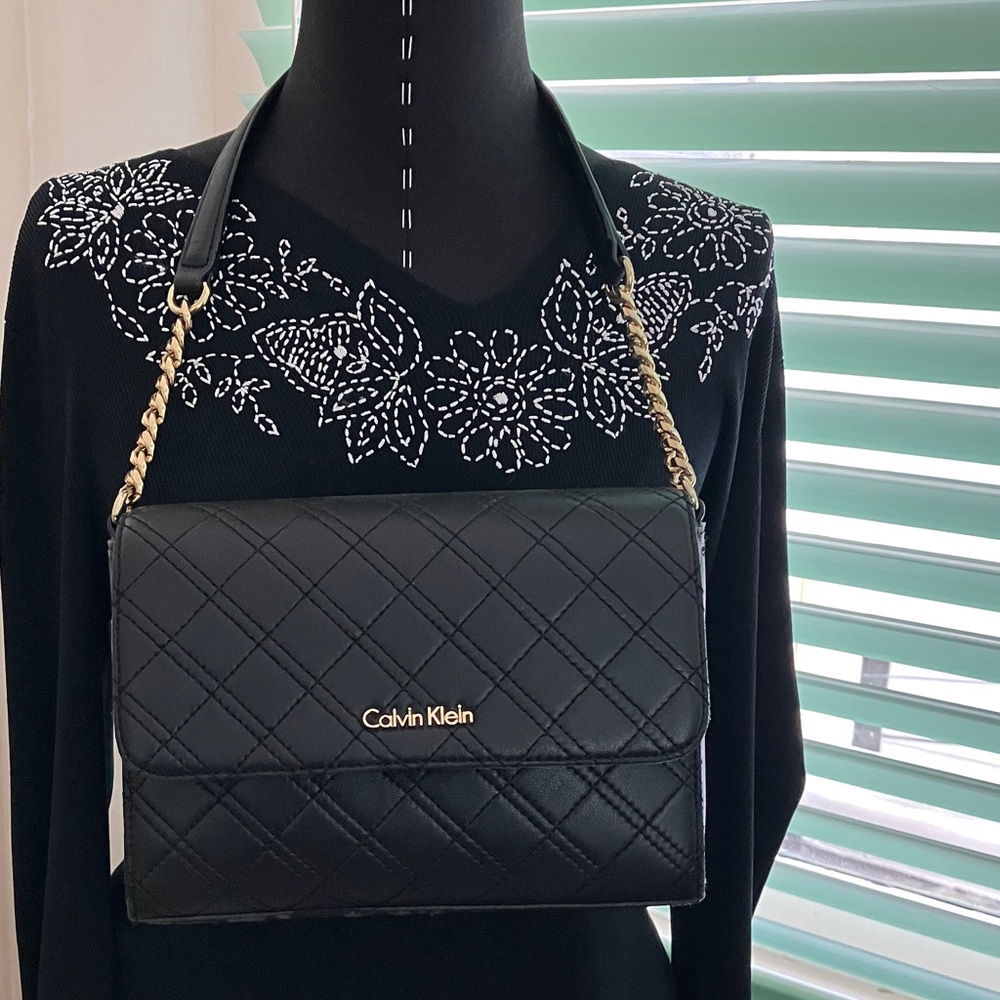 Offers welcomed😊 Calvin Klein Quilted Black Shoulder Bag with Gold Chain